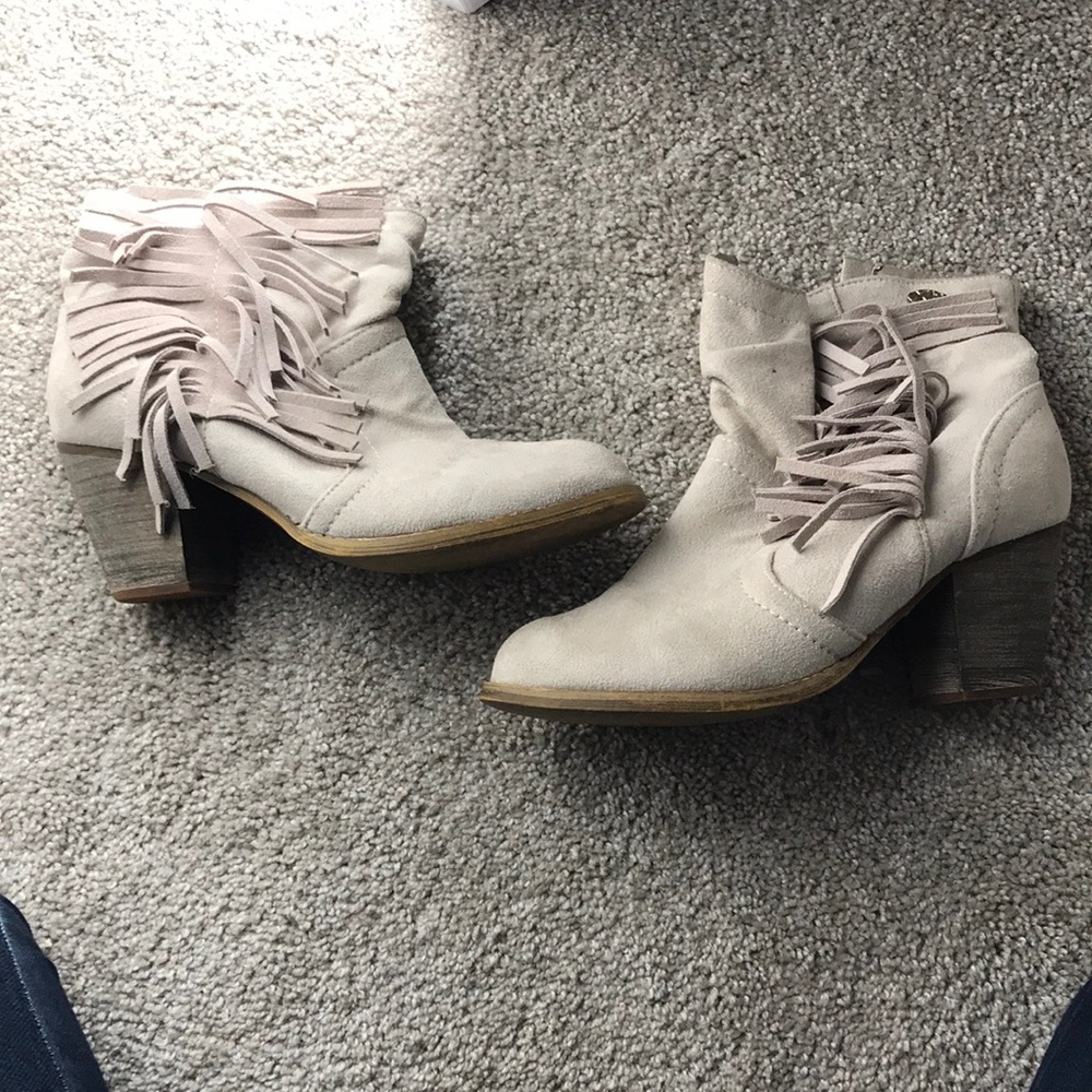 Gray furry heals